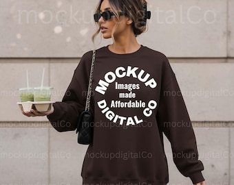 Felpa Gildan 18000 Dark Chocolate, modello latino, girocollo lifestyle, download digitale, modello in stile autunnale