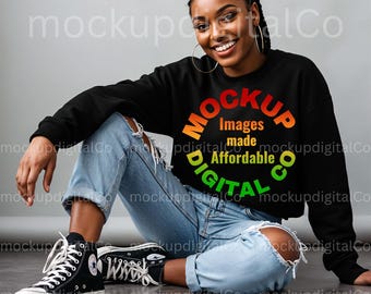 Gildan 18000 zwart mockup sweatshirt met ronde hals mockup zwart model Lifestyle Gildan-mockup Afro-Amerikaanse levensstijl Studio Esthetisch mockup