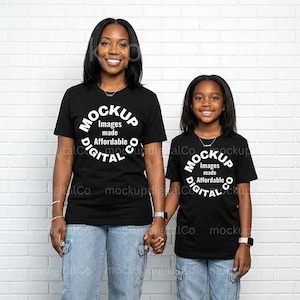 Mockup di t-shirt nera Gildan 64000, Mockup di maglietta nera G64000, Modello nero mamma e figlia / Maglietta coordinata per la famiglia
