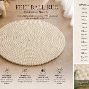 K&ouml;nnte beinhalten: Ein runder, cremewei&szlig;er Filzkugel-Teppich aus 100 % nat&uuml;rlicher Wolle. Der Teppich besteht aus einem dichten, kreisf&ouml;rmigen Muster einzelner gefilzter Kugeln. Eine Tabelle f&uuml;hrt die verf&uuml;gbaren Gr&ouml;&szlig;en von 40 cm bis 300 cm Durchmesser auf.
