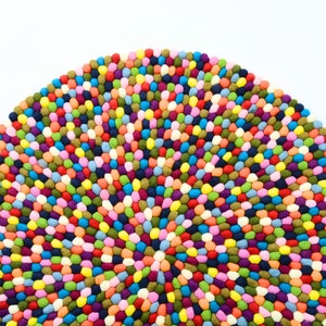 Handgefertigter Filzball-Teppich aus Wolle – Mehrfarbiger Regenbogen-Konfetti-Pompon als Heimdekoration