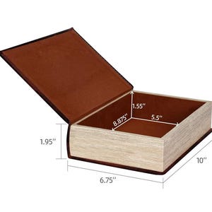 Peut inclure: Une bo&icirc;te marron en forme de livre avec un couvercle ouvert. L'int&eacute;rieur est marron, et la bo&icirc;te mesure 25,4 cm de long, 17,15 cm de large et 4,95 cm de haut. Les dimensions int&eacute;rieures sont de 22,54 cm sur 13,97 cm et 3,94 cm de profondeur.