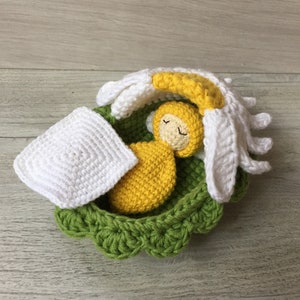 Solo patrón, Ropa de cama de cesta de muñeca de ganchillo, Moisés de manzanilla para muñeca, Cuna de transporte, Porta margaritas, Cuna de flores, Cuna, Cuna de guardería