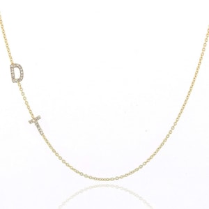 Collar con inicial de oro personalizado de lado, collar con letras de diamantes personalizado, dije del alfabeto con engaste pavé, collar con monograma, regalo para la familia