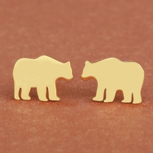 Paire de boucles d'oreilles ours polaire en or 14 carats | Clous d'oreilles pour amoureux des animaux, lettres initiales à graver, boucles d'oreilles nature, bijoux pour enfants, cadeau pour elle
