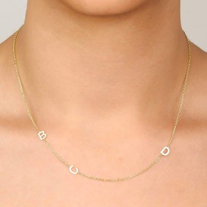 Collar con triple letra inicial en oro de 14 k: regalo de cumpleaños, collar con nombre personalizado, regalo de dama de honor, regalo de Navidad, regalo para ella
