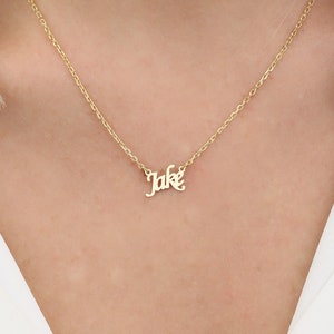 Colar de letras Jake em ouro 14k | Delicado pingente especial personalizado com nome, presente de namorado, joias personalizadas para crianças, presente para ele