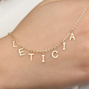 Colar de nome pendurado em ouro 14k | Pingente de letras personalizáveis, colar elegante com placa de identificação, pingente inicial personalizado empilhável, presente para ela