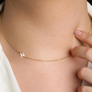 Colar lateral de ouro maciço 14K - colar inicial personalizado, presente personalizado para ela, colar de letras, presente de Natal, presente de aniversário