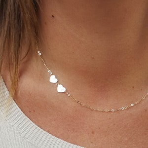 Gargantilla de oro macizo de 14 quilates con doble corazón, collar con letras grabadas a medida, colgante minimalista con iniciales familiares grabadas, regalo para mujeres y niñas