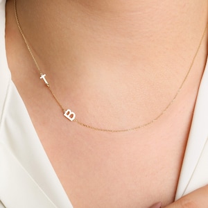Colar inicial lateral personalizado de ouro 14K - presente perfeito para ela, colar de letras laterais, presente de Natal para a mãe, presente de dia das mães