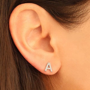 Pendiente de oro con letras de diamantes, pequeña joya con iniciales, par de pendientes, pequeño regalo de joyería con monograma unisex, accesorio para el día a día