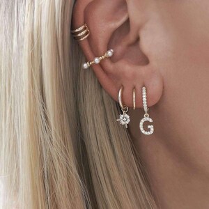 Personalisierte Gold Creolen, kleine Buchstaben Ohrringe für Unisex Geschenk, kleine runde Diamant Schmuck, benutzerdefinierte Edelstein Zubehör