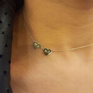 Collar de doble corazón para palabras en miniatura, colgante de amor de oro macizo de 14 quilates, collar de letras personalizado, joyas grabadas con iniciales familiares, regalo para mamá