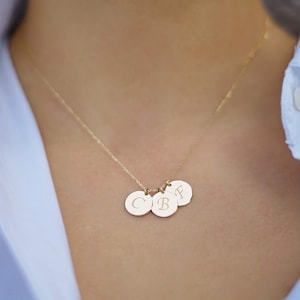 Colar de disco com inicial de nome de ouro, pingente de moeda com data personalizada gravada, pingente de letra de monograma, corrente fina, presente de joia personalizado para ela