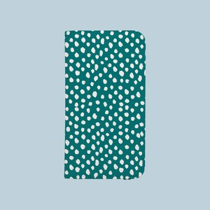 Weiße Dawbs auf Petrol iPhone Folio Brieftasche Fall | iPhone 12 Reichweite, iPhone 11 Pro, iPhone 11, iPhone 8, iPhone 7, iPhone XR und MEHR