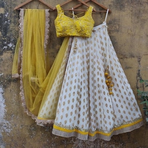 White Zari Buti Georgette Lehenga with Yellow Silk blouse, Indian Designer Lehenga, Wedding Lehenga, Crop top skirt, Lehenga choli, Bridemai