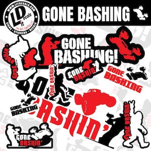 Peut inclure: Un ensemble d'autocollants en vinyle noir et rouge avec les mots "Gone Bashin'" et des images de monster trucks. Les autocollants sont conçus pour être utilisés sur les voitures, les camions et autres véhicules.