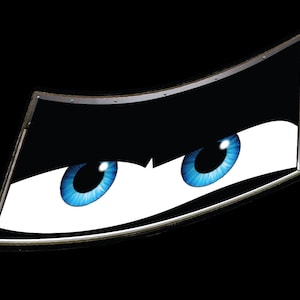 Puede incluir: Gráfico estilizado de dos ojos azules con reflejos blancos y negro alrededor de los ojos. Los ojos están sobre un fondo negro, enmarcados por un borde plateado.