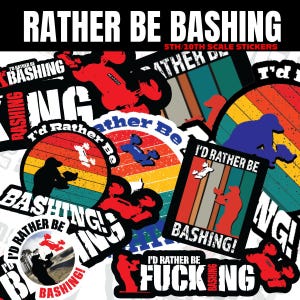 Puede incluir: Un conjunto de 10 pegatinas coloridas con la frase "I'd Rather Be Bashing" con varias ilustraciones de vehículos todoterreno y el texto "RATHER BE BASHING" en negrita.