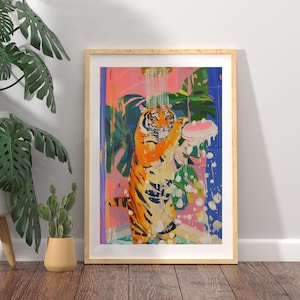Impression d&#39;art lunatique douche tigre, décoration murale de salle de bain maximaliste, esthétique dopamine colorée, affiche animal de la jungle ludique art éclectique rose