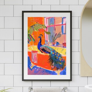 Puede incluir: Una ilustraci&oacute;n enmarcada de un pavo real en una ba&ntilde;era. El pavo real es azul y verde con una cola larga. La ba&ntilde;era es naranja y amarilla. El fondo es de color naranja y amarillo brillante.