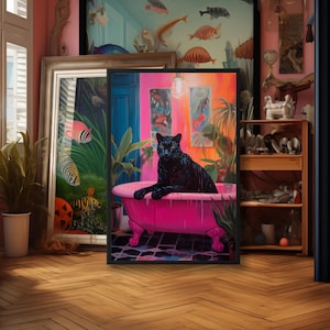 Op de afbeelding: Een zwarte panter zit in een roze badkuip met een zwart-witte tegelvloer. De panter wordt omringd door weelderige groene planten. Het schilderij is in zwart ingelijst.