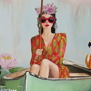 Puede incluir: Una mujer con un vestido rojo de estampado de pi&ntilde;a y gafas de sol se sienta en una canoa verde bajo una sombrilla amarilla. Lleva una corona de flores y sostiene el mango de la sombrilla. Se puede ver un nen&uacute;far rosa en el fondo.