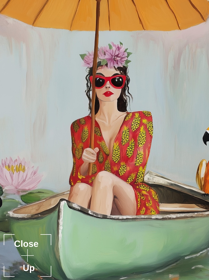 Puede incluir: Una mujer con un vestido rojo de estampado de pi&ntilde;a y gafas de sol se sienta en una canoa verde bajo una sombrilla amarilla. Lleva una corona de flores y sostiene el mango de la sombrilla. Se puede ver un nen&uacute;far rosa en el fondo.