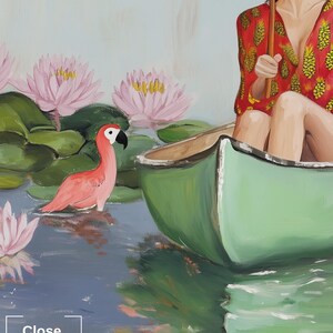 Puede incluir: Una mujer con una camisa roja de estampado de pi&ntilde;a se sienta en una canoa verde en un lago. Lleva gafas de sol y sostiene un remo de madera. Hay nen&uacute;fares rosas y un flamenco rosa en el agua.