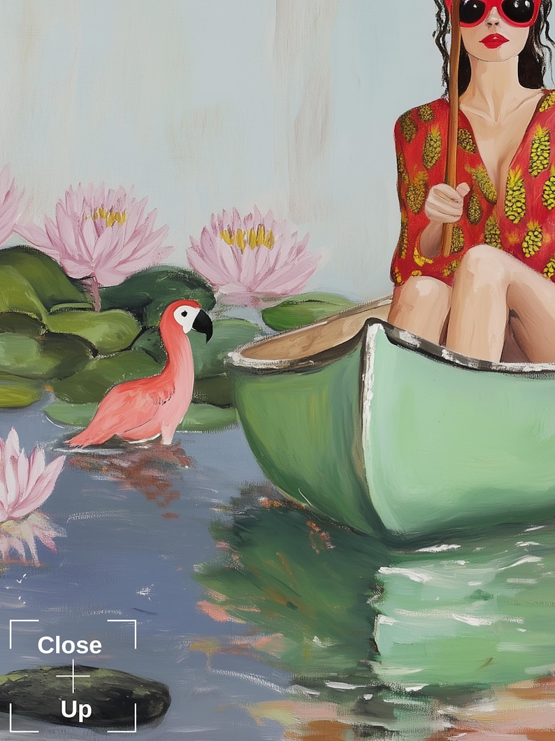 Puede incluir: Una mujer con una camisa roja de estampado de pi&ntilde;a se sienta en una canoa verde en un lago. Lleva gafas de sol y sostiene un remo de madera. Hay nen&uacute;fares rosas y un flamenco rosa en el agua.