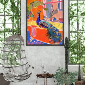 Puede incluir: Una pintura colorida de un pavo real sentado en una ba&ntilde;era. El pavo real tiene plumas azules y verdes y est&aacute; rodeado de plantas. La pintura est&aacute; enmarcada en un marco negro y est&aacute; colgada en una pared.