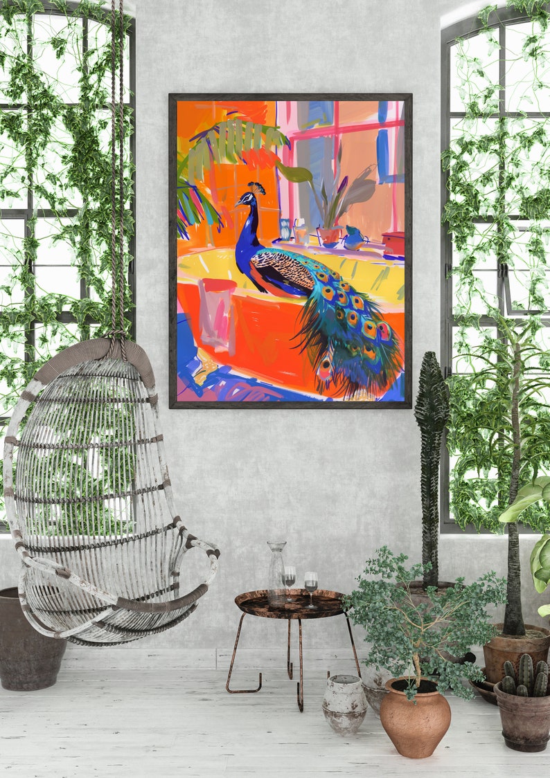 Puede incluir: Una pintura colorida de un pavo real sentado en una ba&ntilde;era. El pavo real tiene plumas azules y verdes y est&aacute; rodeado de plantas. La pintura est&aacute; enmarcada en un marco negro y est&aacute; colgada en una pared.