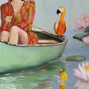 Puede incluir: Una mujer con gafas de sol rojas y un vestido rojo con estampado de pi&ntilde;a se sienta en una canoa verde. Un loro amarillo y naranja se sienta en el borde de la canoa. Dos nen&uacute;fares rosas est&aacute;n en el fondo.