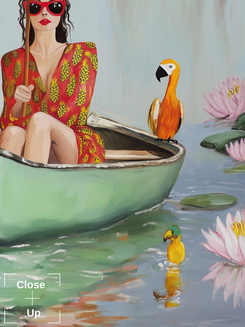 Puede incluir: Una mujer con gafas de sol rojas y un vestido rojo con estampado de pi&ntilde;a se sienta en una canoa verde. Un loro amarillo y naranja se sienta en el borde de la canoa. Dos nen&uacute;fares rosas est&aacute;n en el fondo.