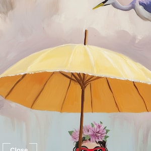 Puede incluir: Una mujer con una corona de flores y gafas de sol rojas se para bajo una sombrilla amarilla. Una garza azul vuela sobre la sombrilla en un cielo nublado.