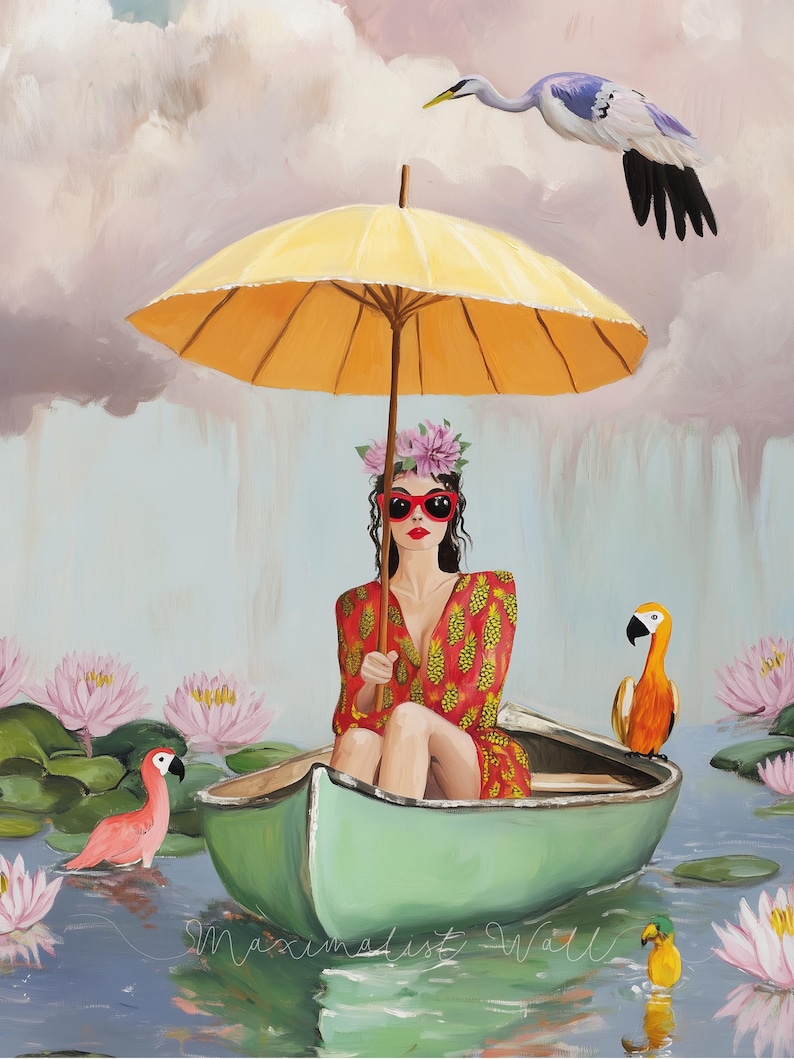 Puede incluir: Una mujer con un vestido rojo con estampado de pi&ntilde;a se sienta en una canoa verde bajo una sombrilla amarilla. Lleva gafas de sol rojas y una corona de flores. Un flamenco rosa, un loro amarillo y un pato de goma amarillo est&aacute;n en el agua con ella. La escena se desarrolla en un estanque con nen&uacute;fares y un cielo azul con nubes.