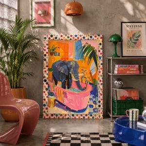Poster con elefante nella vasca da bagno rosa, decorazione murale massimalista e colorata per il bagno
