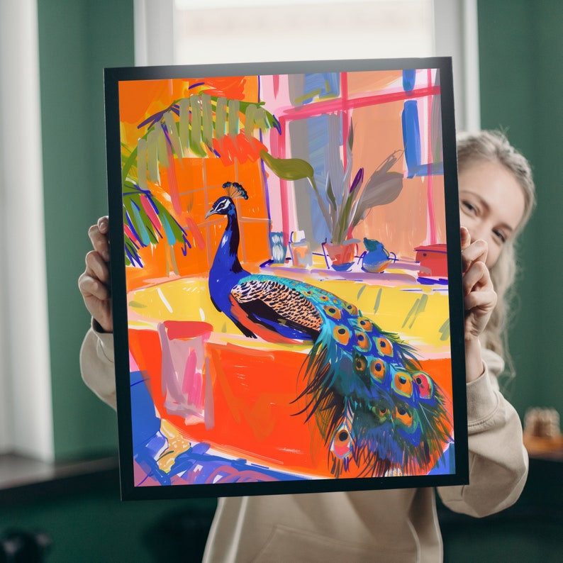 Puede incluir: Una pintura colorida de un pavo real en una ba&ntilde;era. El pavo real tiene plumas azules y verdes y est&aacute; sentado en una ba&ntilde;era naranja brillante. El fondo es de un naranja y amarillo vibrantes.