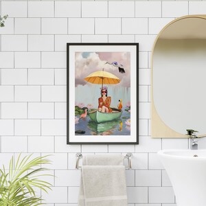 Puede incluir: Una mujer con un vestido rojo y naranja se sienta en una canoa verde con una sombrilla amarilla por encima. La canoa flota en una masa de agua con flamencos rosas y una gr&uacute;a volando por encima.