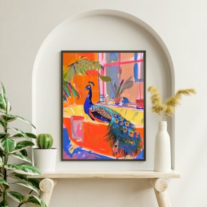 Puede incluir: Una pintura colorida de un pavo real en una ba&ntilde;era con un fondo naranja brillante. El pavo real tiene plumas azules y verdes y est&aacute; sentado en una ba&ntilde;era blanca con un patr&oacute;n floral rosa y naranja.