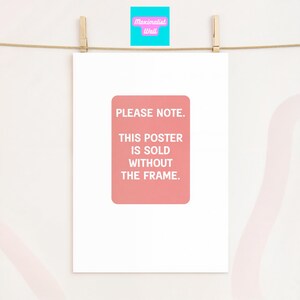 Puede incluir: Un p&oacute;ster blanco con un rect&aacute;ngulo rosa en el centro. El rect&aacute;ngulo tiene el texto "PLEASE NOTE. THIS POSTER IS SOLD WITHOUT THE FRAME." en texto blanco.