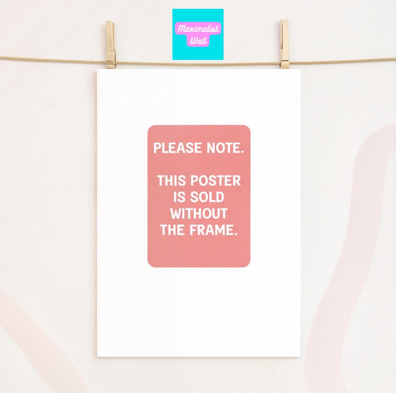 Puede incluir: Un p&oacute;ster blanco con un rect&aacute;ngulo rosa en el centro. El rect&aacute;ngulo tiene el texto "PLEASE NOTE. THIS POSTER IS SOLD WITHOUT THE FRAME." en texto blanco.