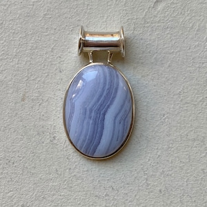 Schöner silberner Röhrenbügel mit Chalcedon