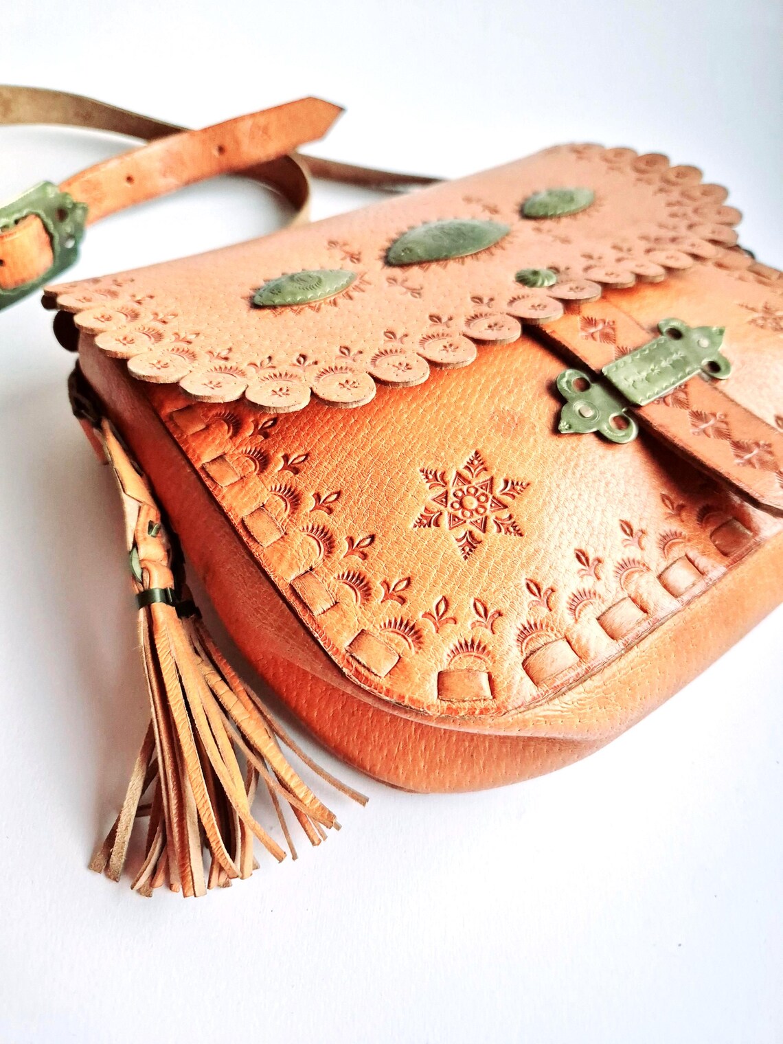 Vintage Tooled Leather Saddle Bag, Boho Crossbody Purse, Handmade Brown Leather Handbag, Western Shoulder Bag, Rustic Artisan Festival Bag, foto 2 di 5