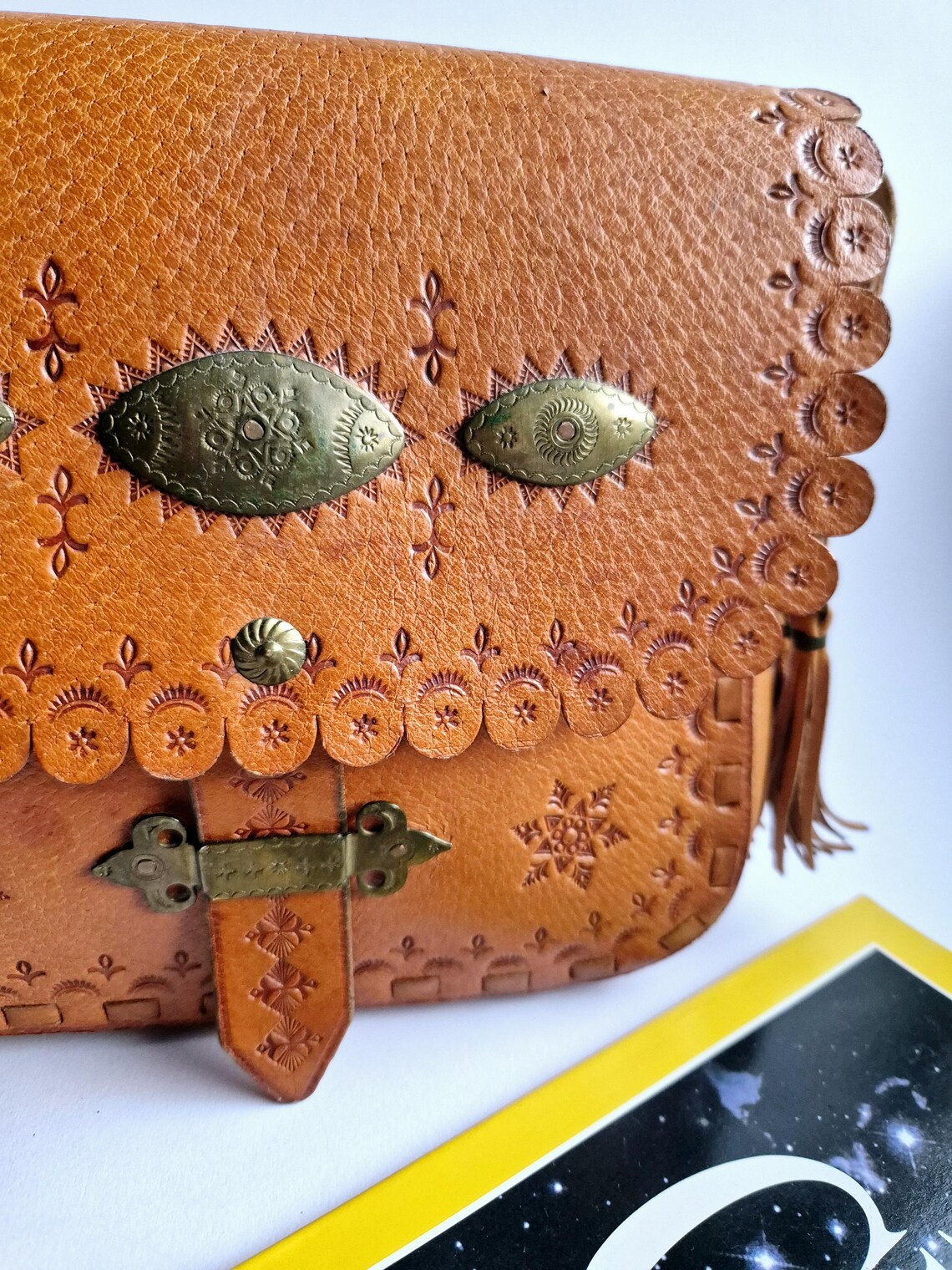 Vintage Tooled Leather Saddle Bag, Boho Crossbody Purse, Handmade Brown Leather Handbag, Western Shoulder Bag, Rustic Artisan Festival Bag, foto 4 di 5