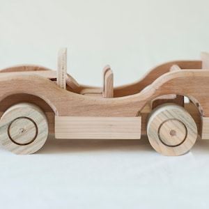 WOODEN TOY OFF-ROAD CAR WHIT NATURAL BEECH WOOD