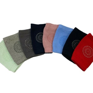 Puede incluir: Conjunto de seis rodilleras para bebés y niños pequeños. Las rodilleras están hechas de tela suave y transpirable y tienen un agarre antideslizante para ayudar a prevenir caídas. Las rodilleras están disponibles en una variedad de colores, incluyendo verde, gris, negro, rosa, azul y rojo.