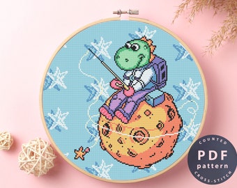 Wzór haftu krzyżykowego dla początkujących: Dino Space Fishing (do pobrania w wersji cyfrowej)