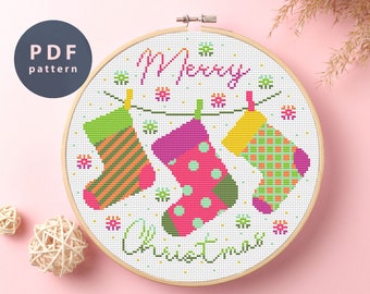 Wzór haftu krzyżykowego na skarpetki świąteczne: Świąteczna ozdoba DIY (wzór PDF)